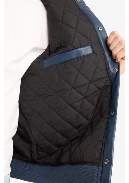 Su İtici Regular Fit Kolej Yaka Kapüşonlu İç Cepli Nakışlı Cepli Suni Deri Bomber Ceket Mont E9972AX25AU