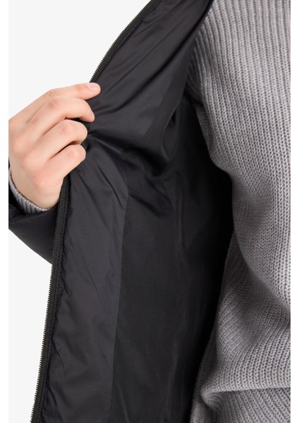 Su Geçirmez Regular Fit Dik Yaka Fermuarlı Şişme Mont E8689AX25AU