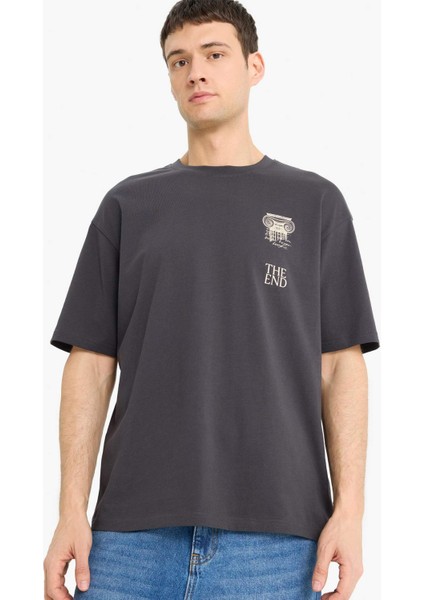 %100 Pamuk Boxy Fit Rahat Kesim Bisiklet Yaka Sırt Baskılı Kısa Kollu Tişört F1092AX25AU