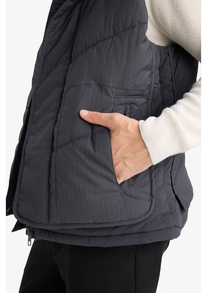 Regular Fit Kapüşonlu Fermuarlı İç Cepli Şişme Yelek F0997AX25AU