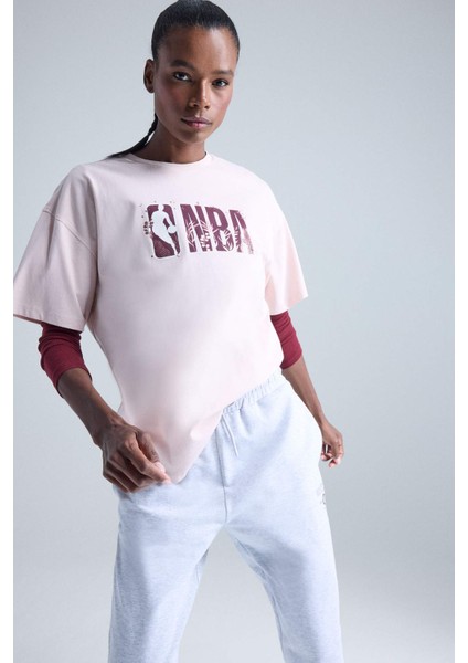 %100 Pamuk DeFactoFit NBA Wordmark Oversize Geniş Kalıp Bisiklet Yaka Sporcu Kısa Kollu Tişört E8865AX25AU