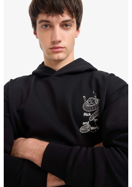 Rick and Morty Boxy Fit Kapüşonlu Sırt Baskılı Sweatshirt E9295AX25AU