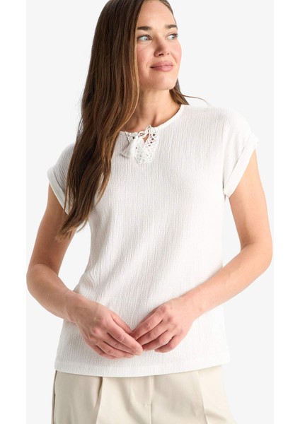 Bağcıklı Yaka Bürümcük Kısa Kollu Tişört F2767AX25SM