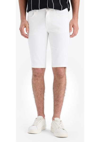 Slim Fit Dar Kesim Beyaz Jean Bermuda Şort