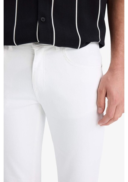 Slim Fit Dar Kesim Beyaz Jean Bermuda Şort