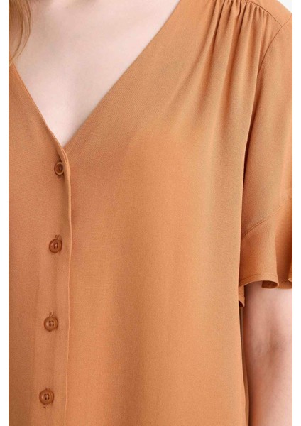 Regular Fit V Yaka Kısa Kollu Gömlek