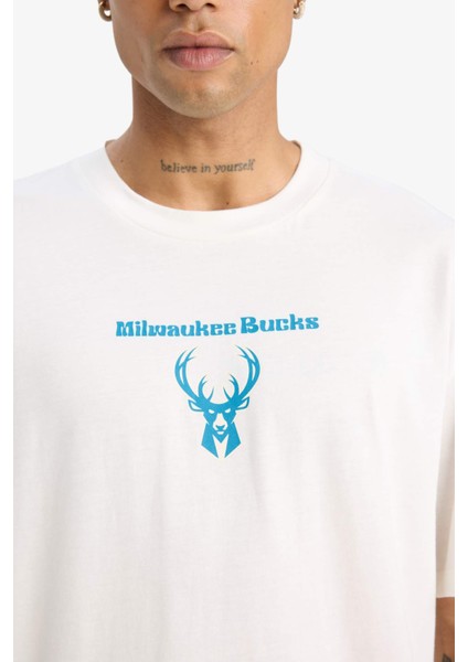 Fit NBA Milwaukee Bucks Oversize Geniş Kalıp Bisiklet Yaka Sırt Baskılı Kısa Kollu Tişört Z4666AZ25SM