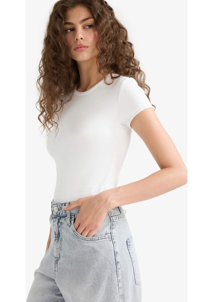 Slim Fit Dar Kesim Bisiklet Yaka Basic Düz Beyaz Kısa Kollu Tişört F7768AX25AU