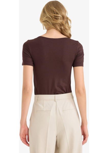 Slim Fit Dar Kesim Kayık Yaka Kısa Kollu Tişört