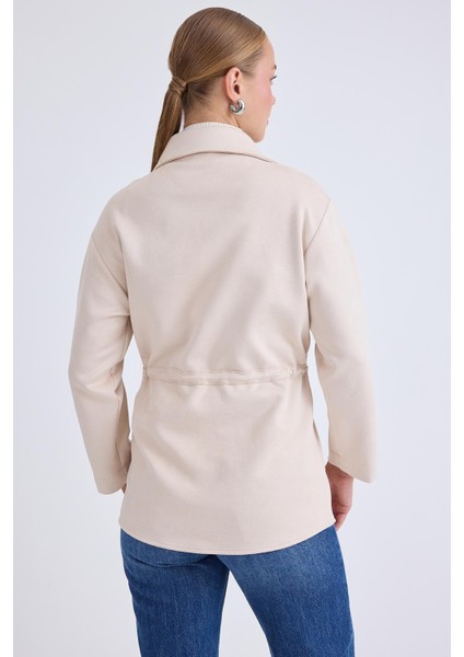 Beli Bağcıklı Kapak Cepli Düğmeli Ceket