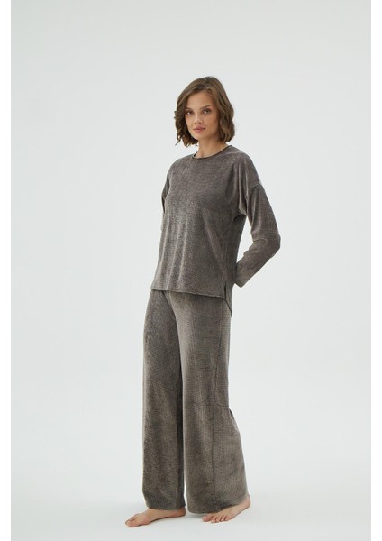 Kadın Kadife Rahat Kesim Uzun Kollu Geniş Paça Kahverengi Pijama Takımı C3T0N171