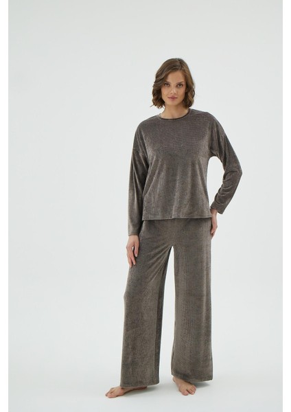Kadın Kadife Rahat Kesim Uzun Kollu Geniş Paça Kahverengi Pijama Takımı C3T0N171 fiyatları