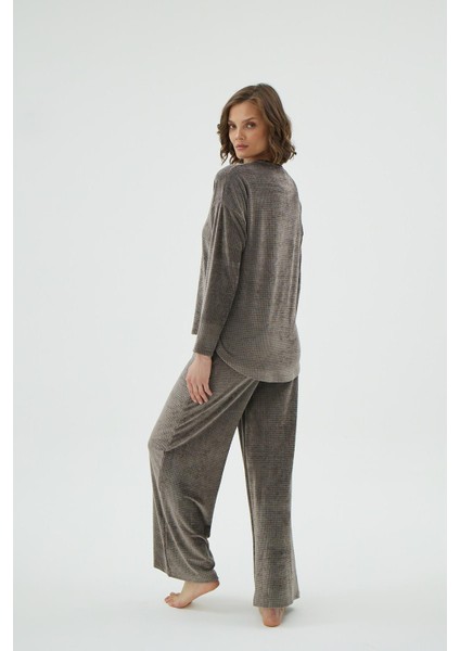 Kadın Kadife Rahat Kesim Uzun Kollu Geniş Paça Kahverengi Pijama Takımı C3T0N171 indirimleri