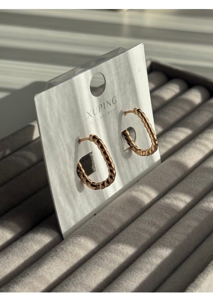 Xuping Çelik Küpe Luma Gold Altın Renk Burgu Desenli Kadın Halka Küpe & Oval Formda Modern Tasarm Es