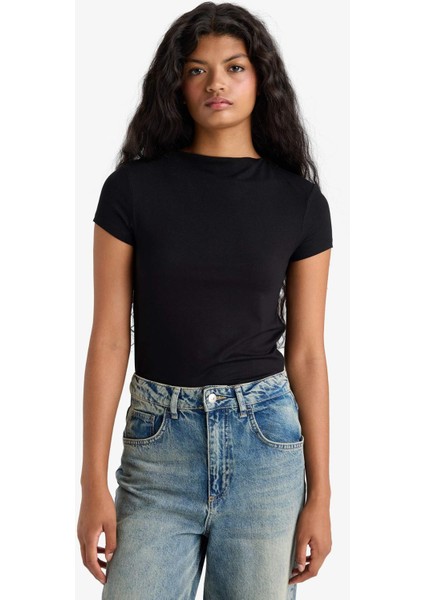 Slim Fit Dar Kesim Yarım Balıkçı Yaka Kısa Kollu Tişört E5906AX25AU