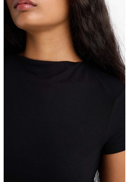 Slim Fit Dar Kesim Yarım Balıkçı Yaka Kısa Kollu Tişört E5906AX25AU