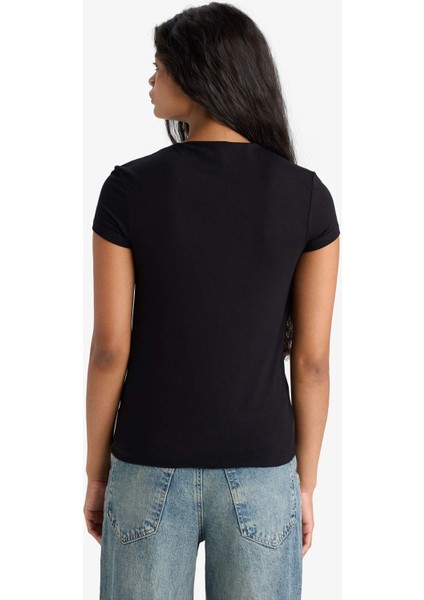 Slim Fit Dar Kesim Yarım Balıkçı Yaka Kısa Kollu Tişört E5906AX25AU