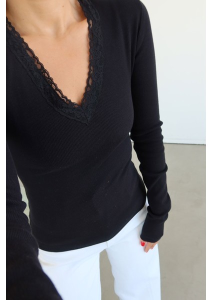 Yakası Dantelli Uzun Kollu Bluz