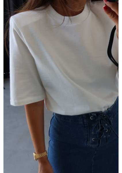 Omuzu Vatkalı Basic Tişört modelleri