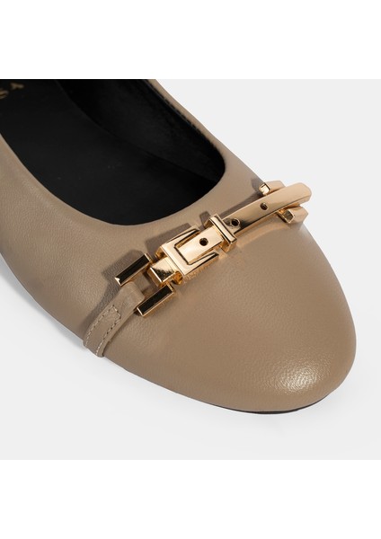 Kadın Kahve Metal Toka Aksesuarlı Deri Babet