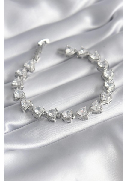 Bfs Pirinç Gümüş Renk Zirkon Taşlı Kalp Model Vıp Seri Kadın Bileklik