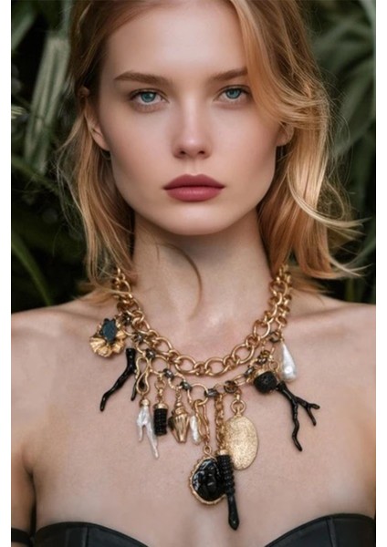Siyah ve Altın Inci Detaylı Gotik Tarz Zincirli Charm Tasarım Kolye