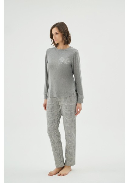 Kadın Uzun Kollu Fiyonklu Gri Üst Kareli Alt Pijama Takımı C8T2N961