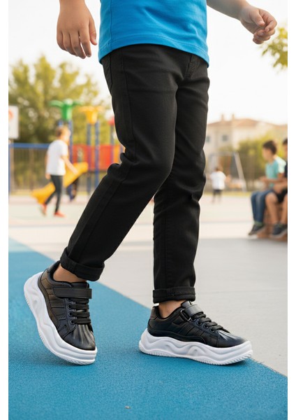 Siyah Beyaz Cırtlı Hafif Esnek Erkek Çocuk Spor Ayakkabı 2033 F modelleri