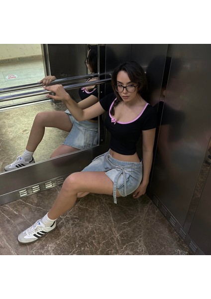 Siyah Pembe Yaka Fiyonklu Sırt Bağcıklı Kısa Kollu Crop fırsatları