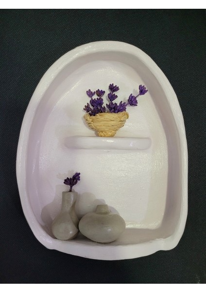 El Yapımı Lavantalı Kilden Duvar Dekoru – Minyatür Vazo ve Hasır Sepet Detaylı Doğal Tasarım