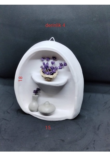 El Yapımı Lavantalı Kilden Duvar Dekoru – Minyatür Vazo ve Hasır Sepet Detaylı Doğal Tasarım fiyatları