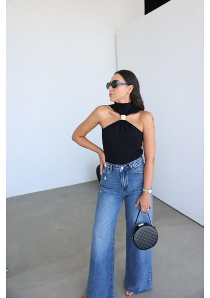 Gold Aksesuarlı Kolsuz Bluz