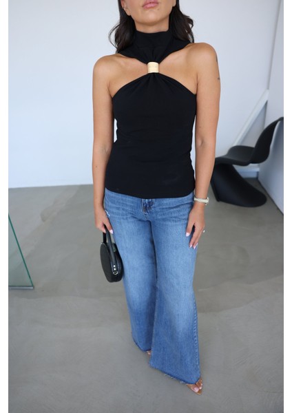 Gold Aksesuarlı Kolsuz Bluz indirimleri