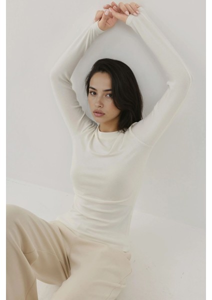 Kadın Slim Fit Yuvarlak Yaka Uzun Kollu Üst Beyaz