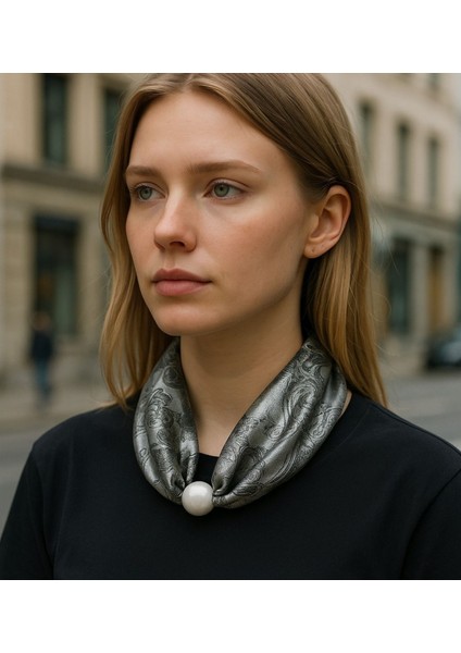 Parlak Jakar Kumaş Boncuk Detaylı Kolye