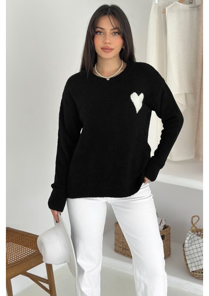 Kadın Kalpli Kalın Triko Kazak – Oversize & Minimal Romantik Stil