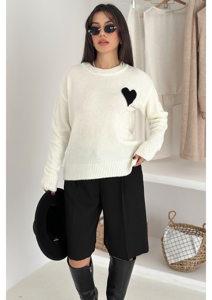 Kadın Kalpli Kalın Triko Kazak – Oversize & Minimal Romantik Stil