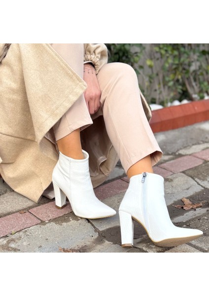 Eyesof Loora Beyaz Rugan Desenli Topuklu Bot fırsatları