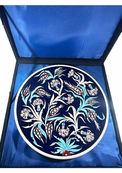 Mavi Beyaz Lale ve Karanfil Motifli Iznik Çini Tabak modelleri