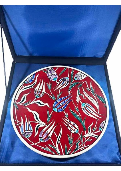 Akademik Onur Hediyesi, Kırmızı Zeminli Lale Desenli Iznik Çini Tabak modelleri