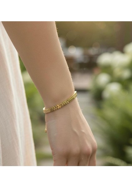 Şık Kadın Bileklik Zarif ve Modern Tasarım fiyatları