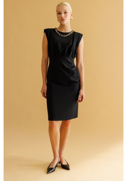 Kadın Yakası Zincir Aksesuarlı Midi Boy Elbise 5068 Siyah