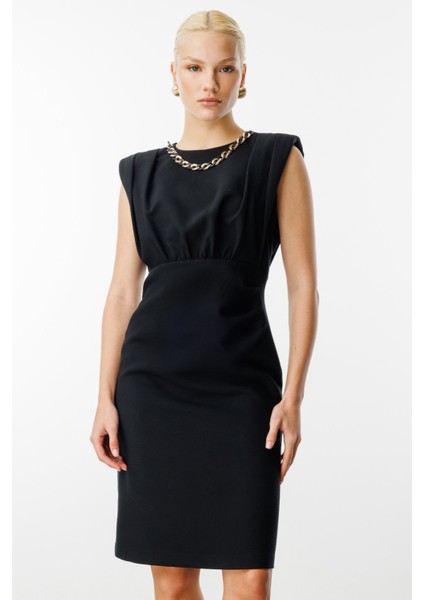 Kadın Yakası Zincir Aksesuarlı Midi Boy Elbise 5068 Siyah fiyatları