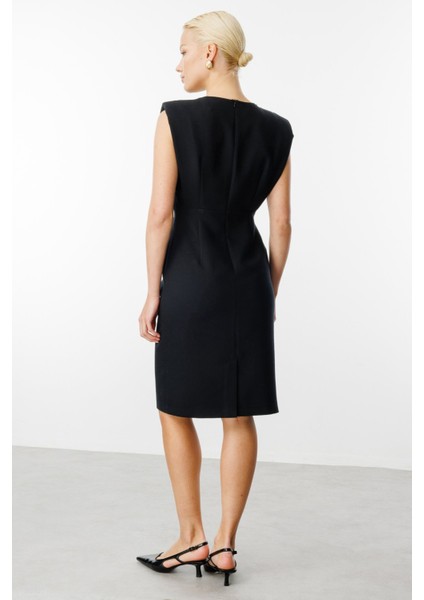 Kadın Yakası Zincir Aksesuarlı Midi Boy Elbise 5068 Siyah fırsatları