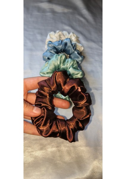 4’lü Saten Scrunchie Toka Seti – Beyaz, Açık Mavi, Su Yeşili, Kahverengi | Saç Lastiği ve Saç Aksesuarı fırsatları