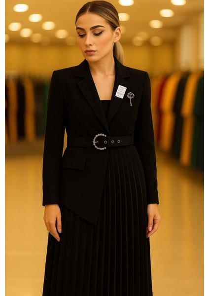 Kadın Siyah Ceket Elbise – Kristal Tokalı Kemerli Pile Detaylı Modern Tasarım