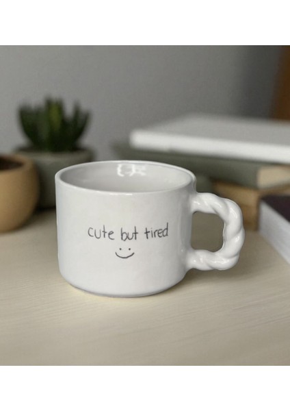 Cute But Tired Beyaz El Yapımı Yazılı Seramik Kupa fiyatları
