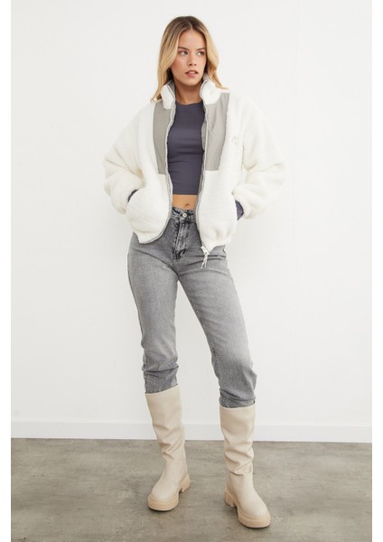 Yazı Nakışlı Fleto Cepli Dik Yaka Pelüş Mont fiyatları