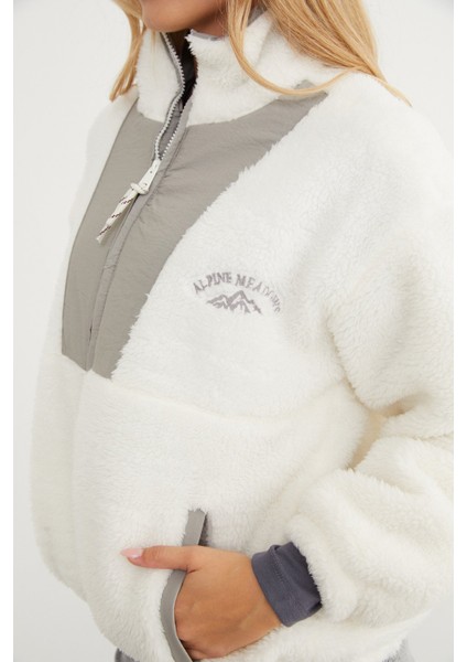 Yazı Nakışlı Fleto Cepli Dik Yaka Pelüş Mont