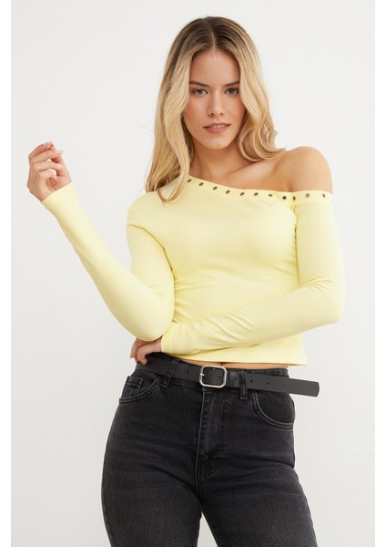 Kuşgözü Detaylı Tek Omuz Bluz